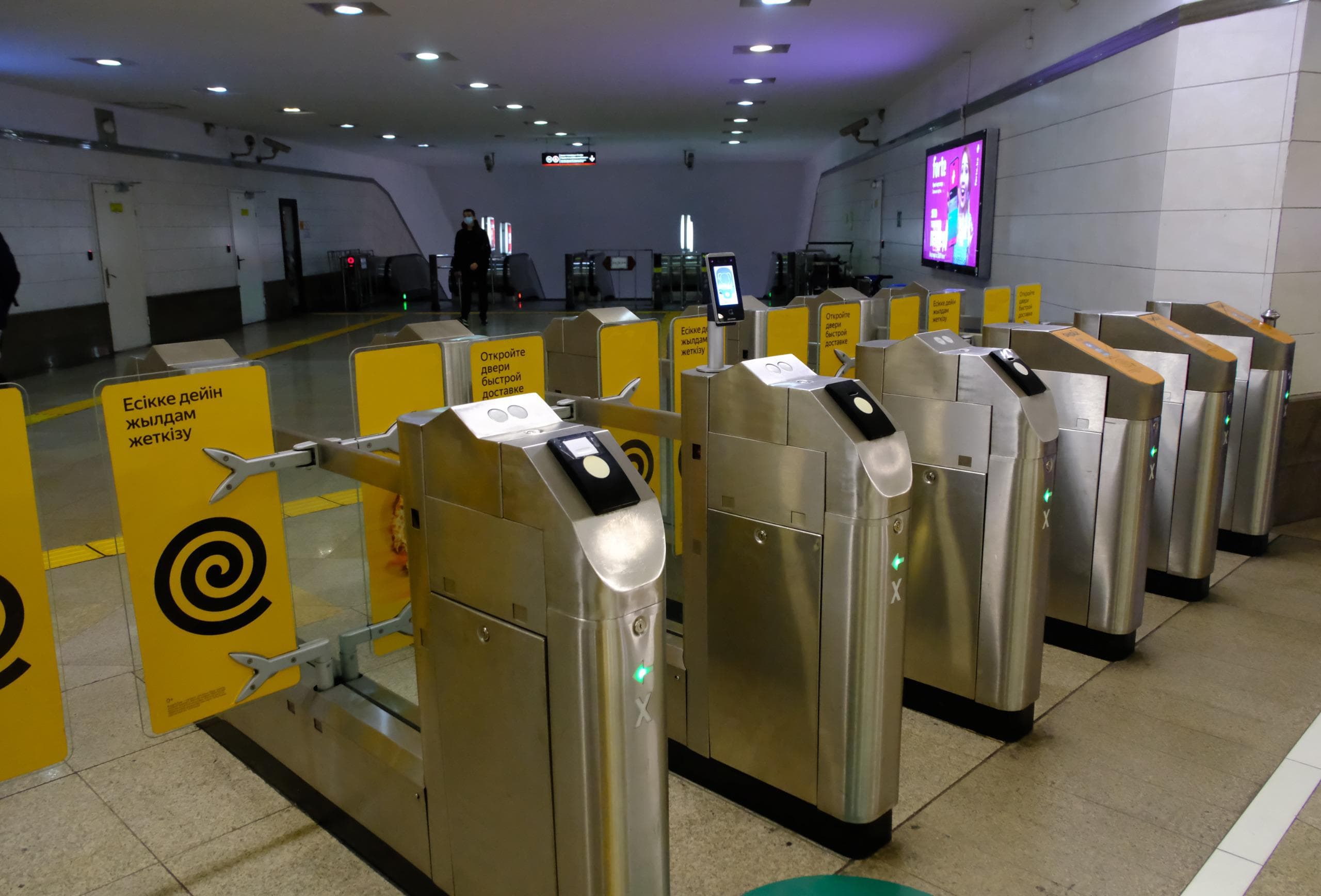 В Алматинском метро модернизируют турникеты: пассажирам станет удобнее оплачивать проезд